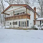 Large Greeley House With 2 Game Rooms And Yard!
