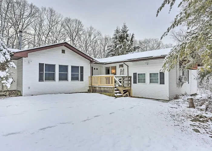 Large Greeley House With 2 Game Rooms And Yard!